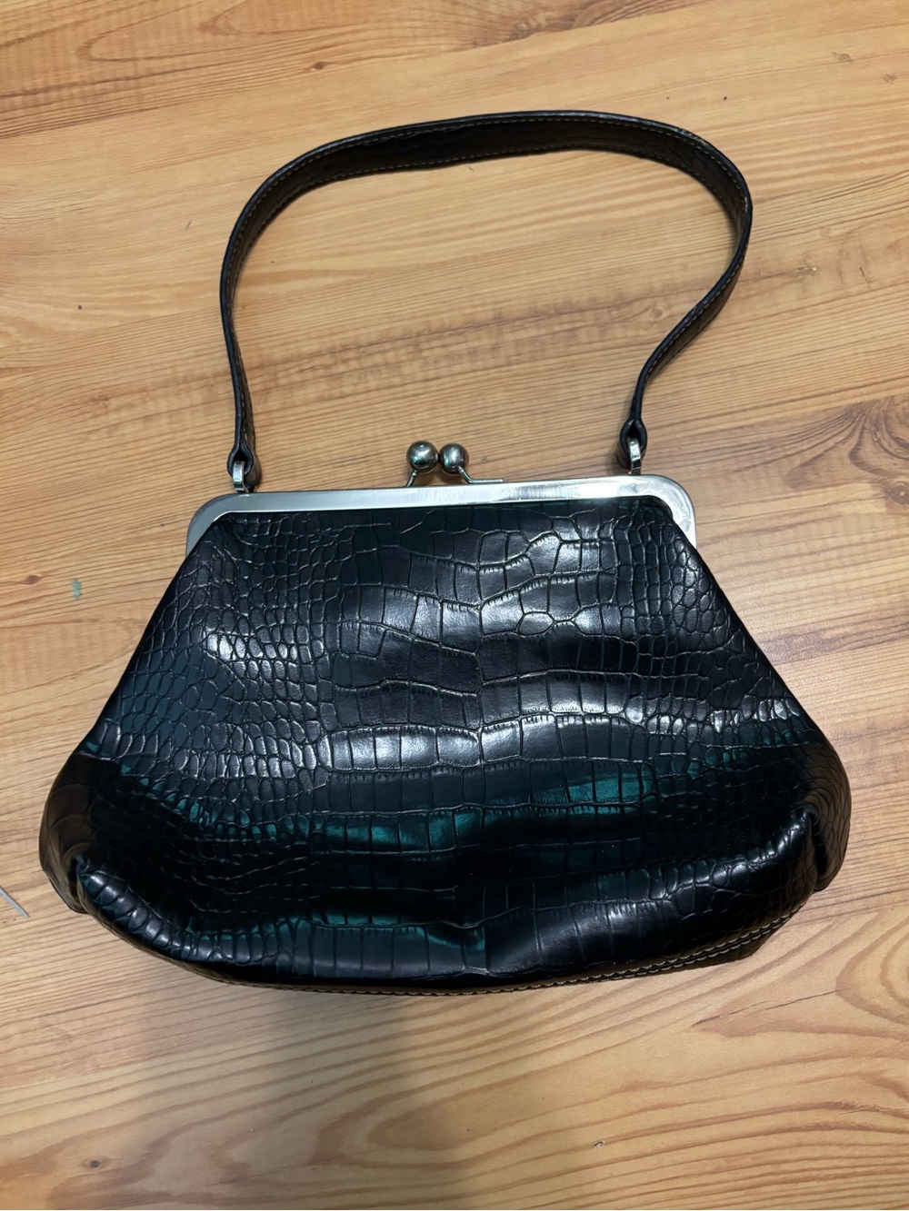 Nine West faux crocodile leather black kisslock handbag Y2K 2000s